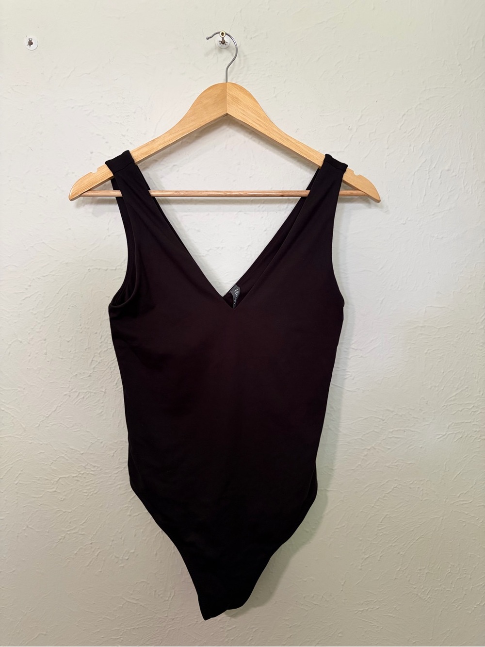 NWOT Vuori Dreamknit Bodysuit Features a Plunging V-neckline Black Size M
